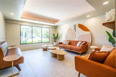 6960 Rue Vendome #501, Miami Beach: photo 1 of 23