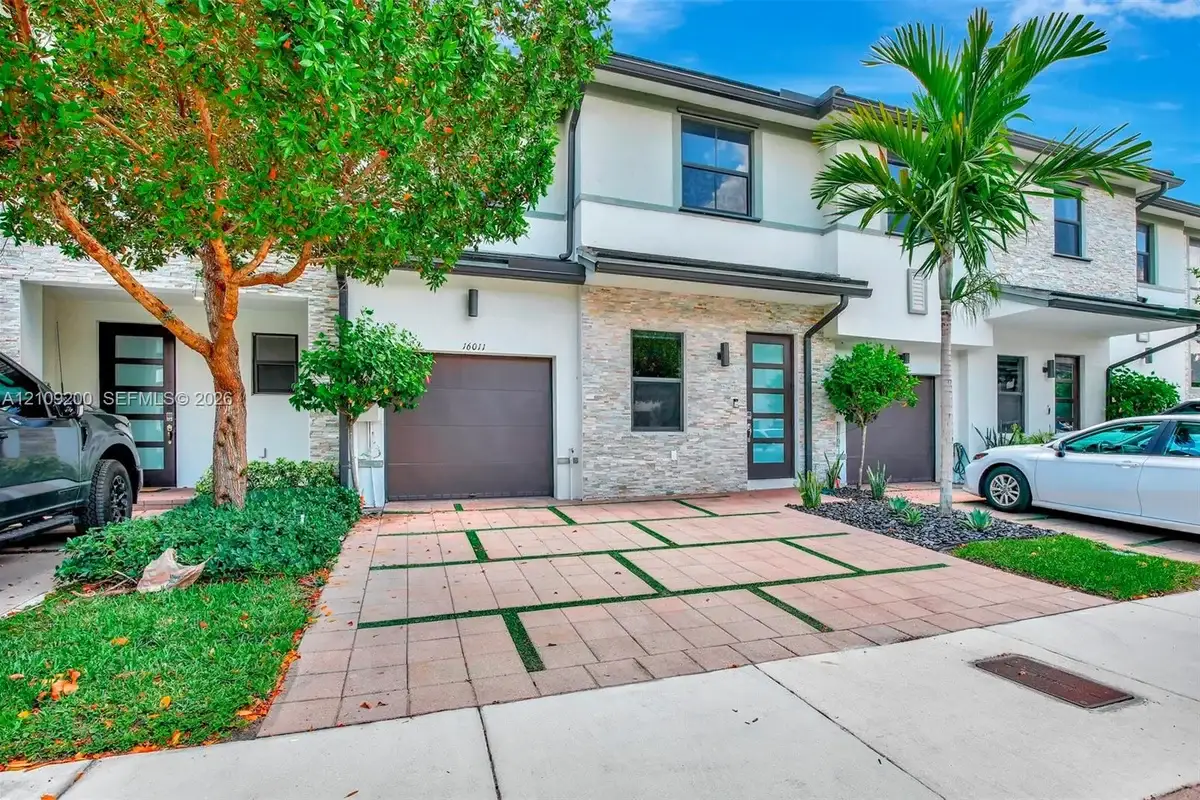 16011 NW 91st Ct, Miami Lakes: photo 1 of 38