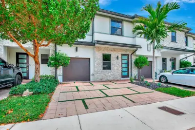 16011 NW 91st Ct, Miami Lakes: photo 1 of 38