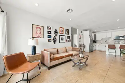 1710 NW 6th St, Miami: photo 1 of 26