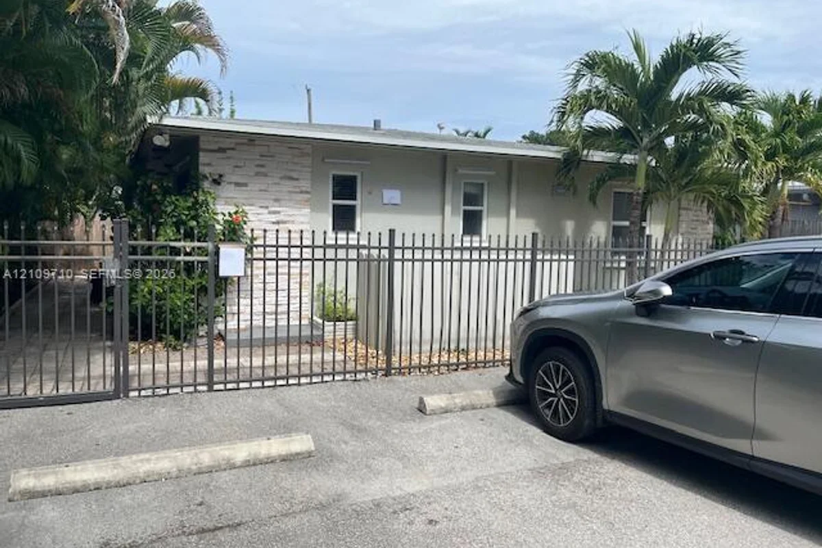 816 NE 17th Way, Fort Lauderdale: photo 1 of 10