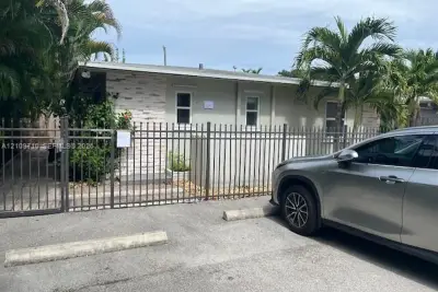 816 NE 17th Way, Fort Lauderdale: photo 1 of 10