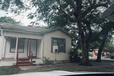 1801 NW 44th St, Miami: photo 1 of 14