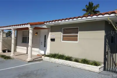 3689 NW 14th St #B, Miami: photo 1 of 14