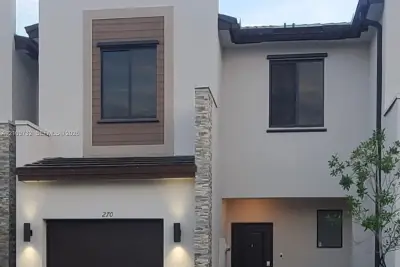270 NE 208 Ter, Miami: photo 1 of 4