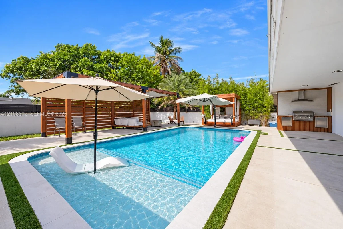 40 NE 163rd St, Miami: photo 1 of 42