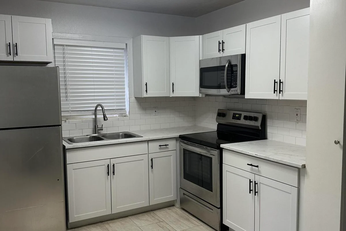 178 E 27th St #3, Riviera Beach: photo 1 of 8