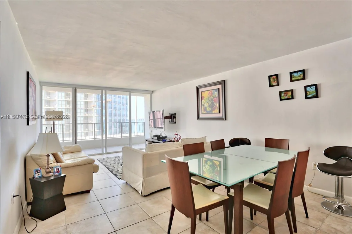 555 NE 15th St #10G, Miami: photo 1 of 9