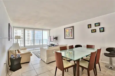 555 NE 15th St #10G, Miami: photo 1 of 9