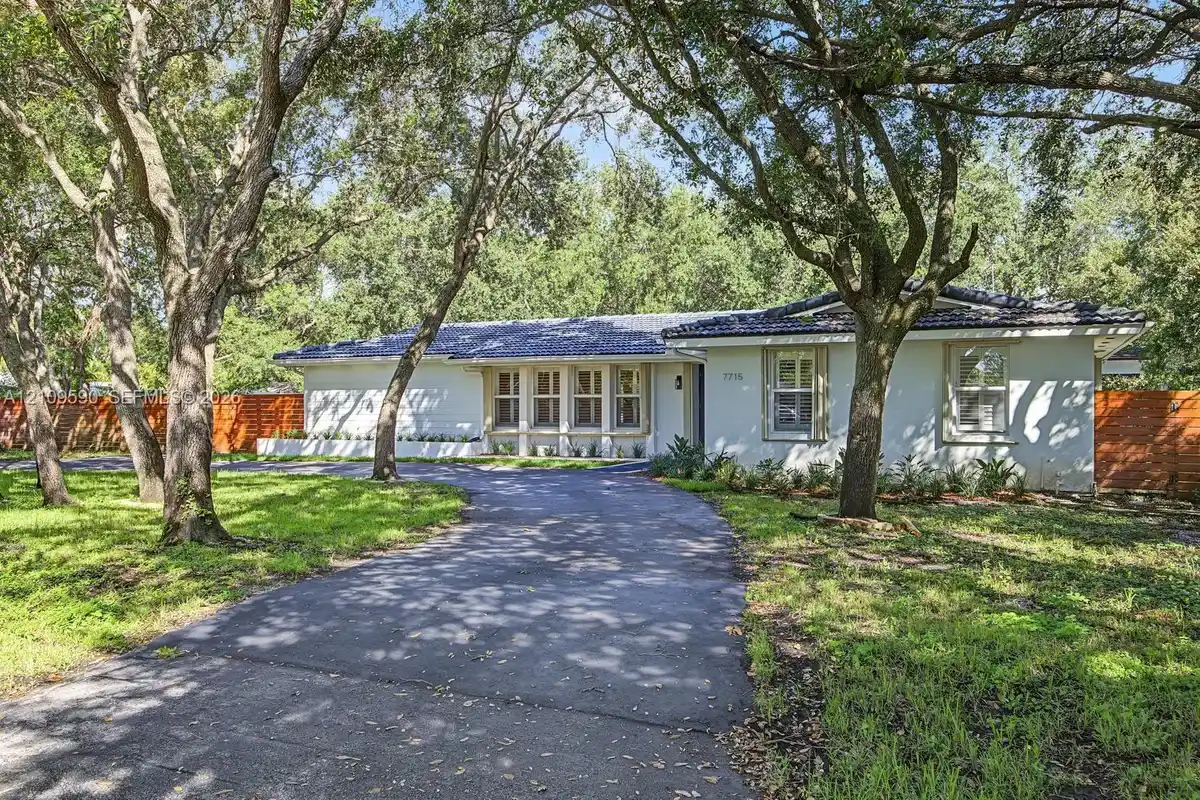 7715 SW 122nd St, Pinecrest: photo 1 of 35
