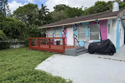 105 NW 31st St, Miami: photo 1 of 23