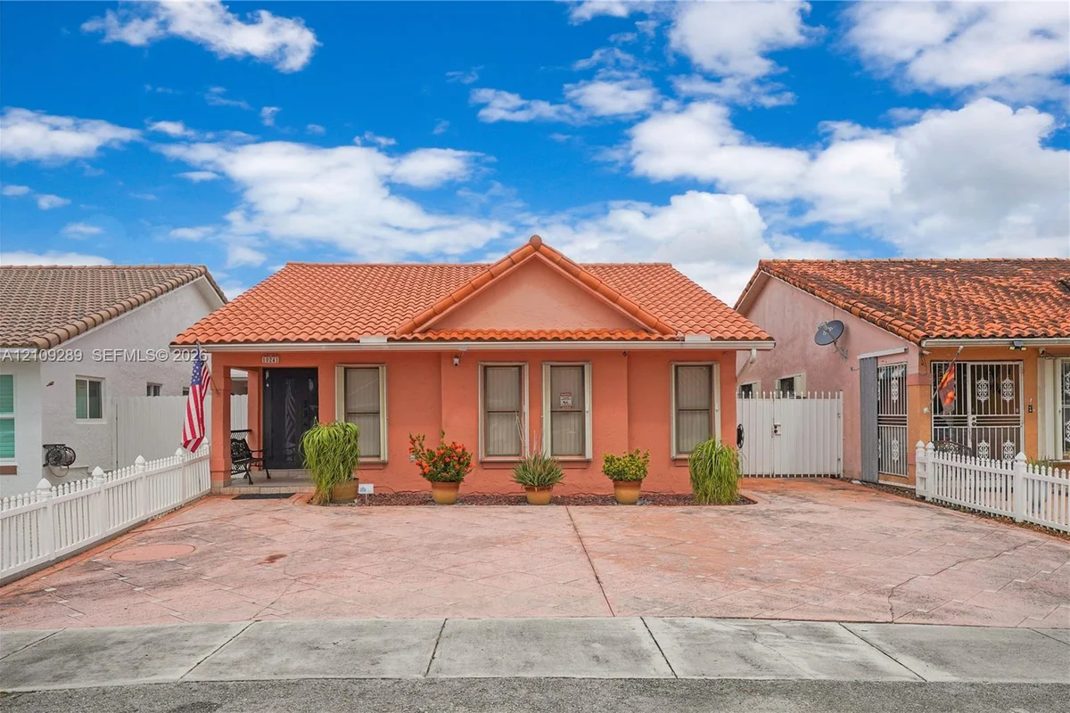 10241 NW 125th St, Hialeah Gardens: photo 1 of 43