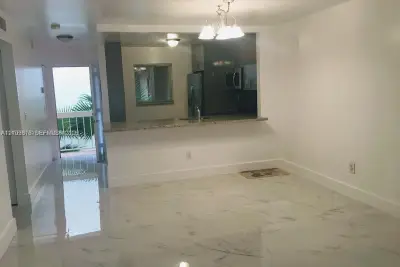 7815 Camino Real #I202, Miami: photo 1 of 10