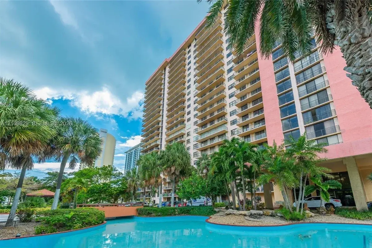 210 174th St #918, Sunny Isles Beach: photo 1 of 24