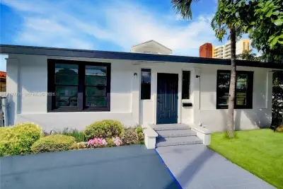 900 SW 8th Ct, Miami: photo 1 of 12