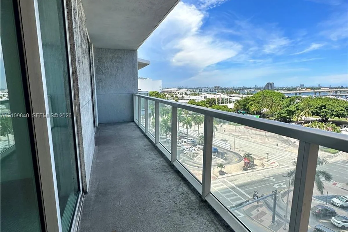244 Biscayne Blvd #703, Miami: photo 1 of 18