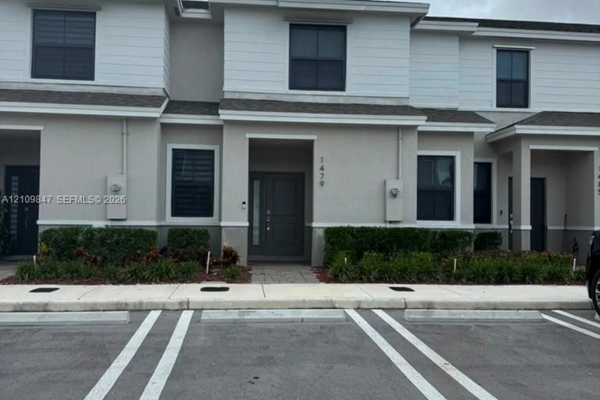 1479 NE 3rd Ave, Florida City: photo 1 of 32