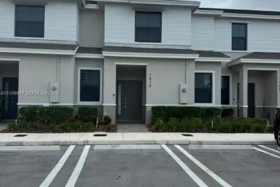 1479 NE 3rd Ave, Florida City: photo 1 of 32
