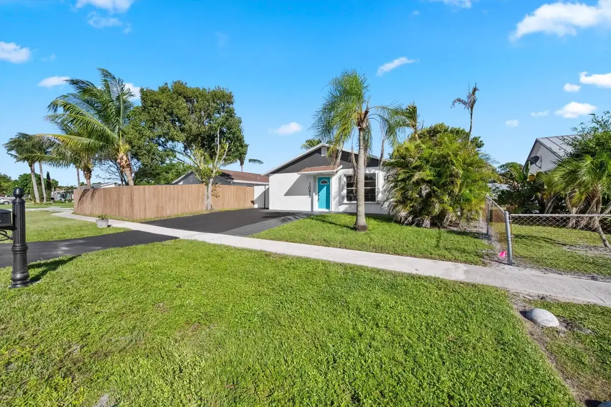 1095 Chickasaw St, Jupiter: photo 1 of 27