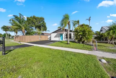 1095 Chickasaw St, Jupiter: photo 1 of 27