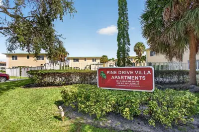 901 Pine Dr #10, Pompano Beach: photo 1 of 16