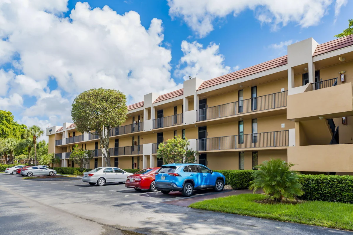 6427 Coral Lake Dr #303, Margate: photo 1 of 60