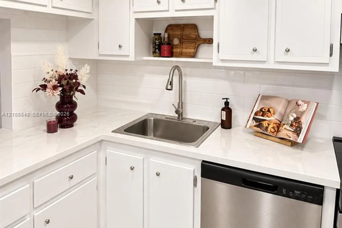 1050 Country Club Dr #306, Margate: photo 1 of 5