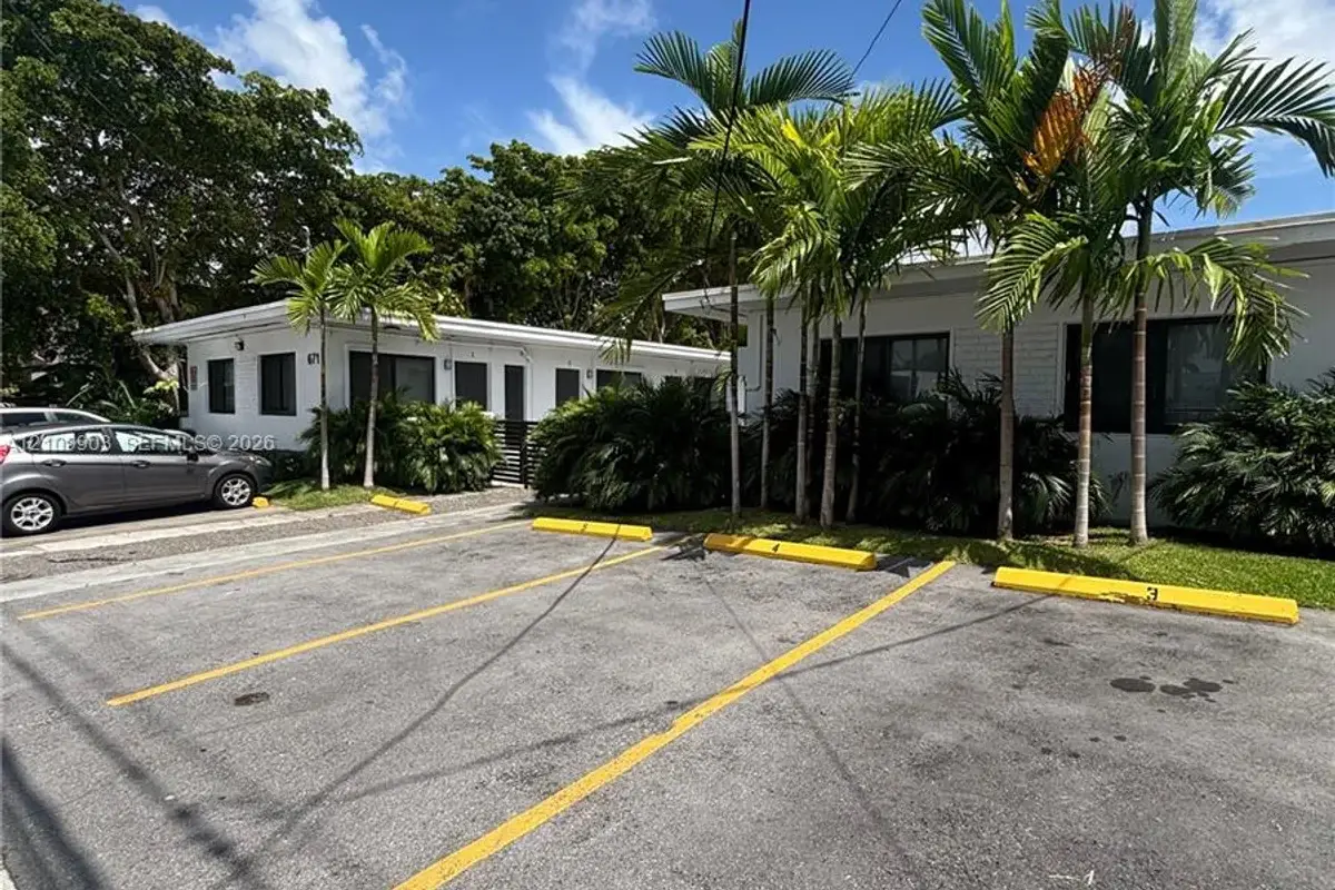 671 SW 7th St #2, Miami: photo 1 of 10