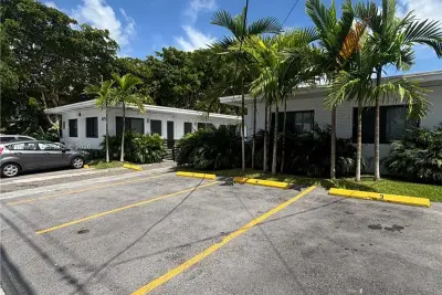 671 SW 7th St #2, Miami: photo 1 of 10
