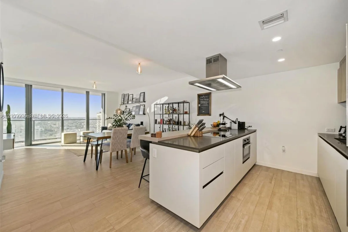 Condo in Miami: photo 1 of 17