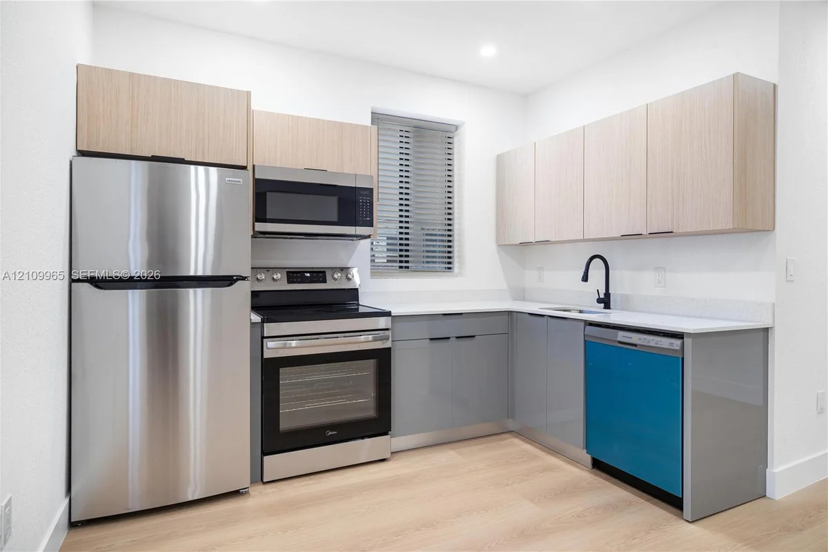 629 SW 10th Ave #11, Miami: photo 1 of 17