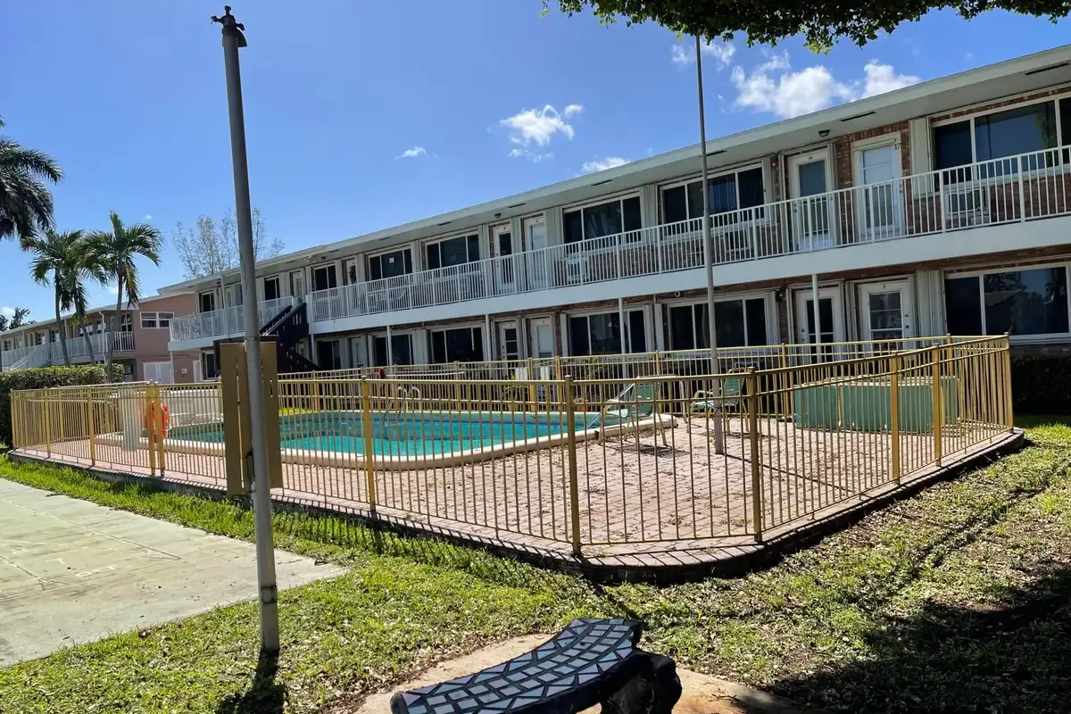 450 Layne Blvd #14, Hallandale Beach: photo 1 of 8