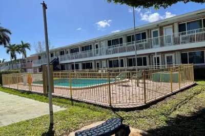 450 Layne Blvd #14, Hallandale Beach: photo 1 of 8