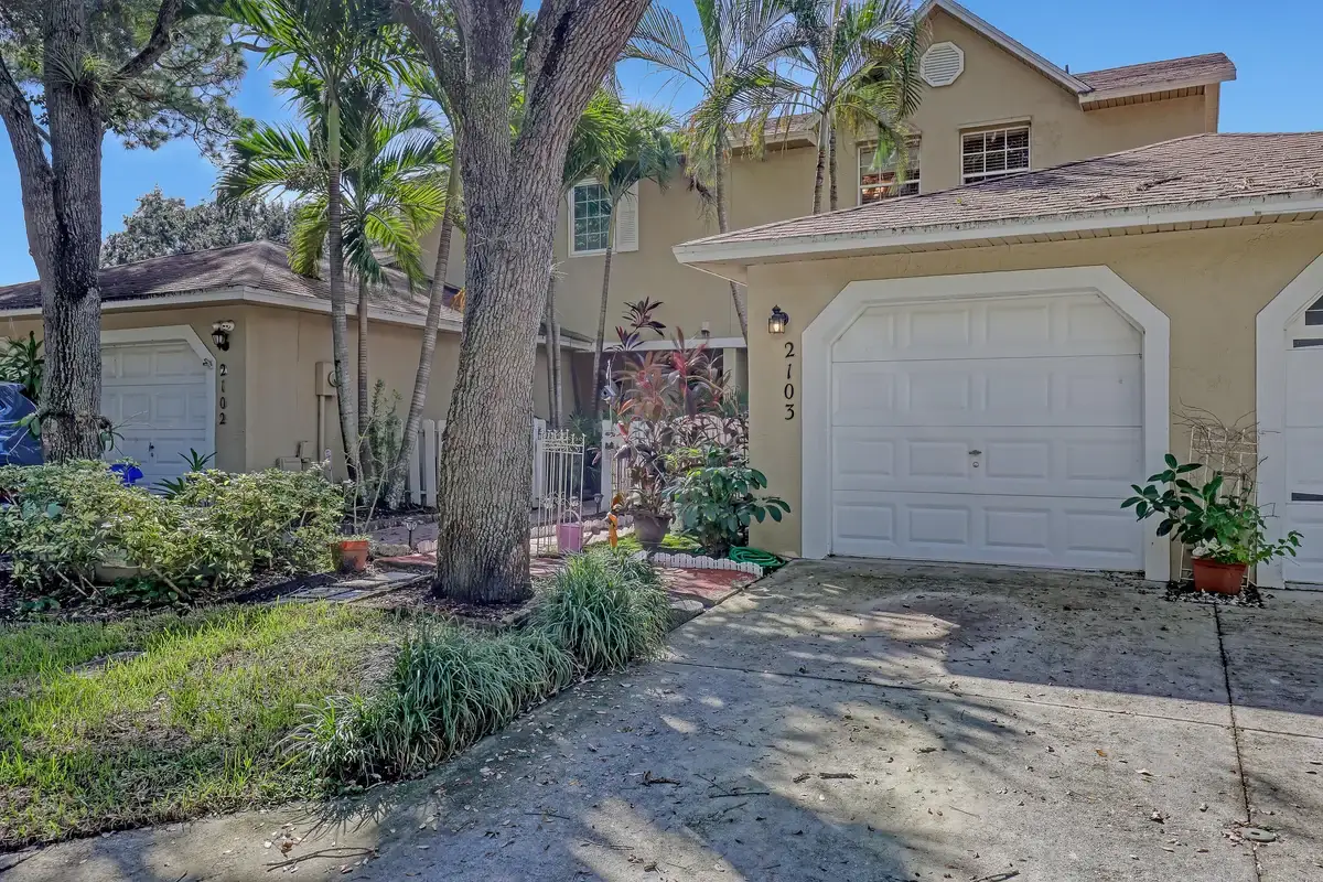2103 Maplewood Dr, West Palm Beach: photo 1 of 39