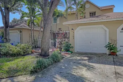 2103 Maplewood Dr, West Palm Beach: photo 1 of 39