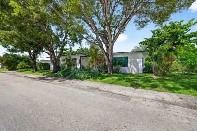 1515 NE 16th St, Fort Lauderdale: photo 1 of 89