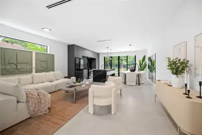 53 NW 52nd St, Miami: photo 1 of 53