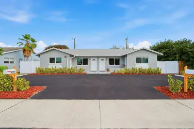 2550 N Dixie Hwy, Boca Raton: photo 1 of 58