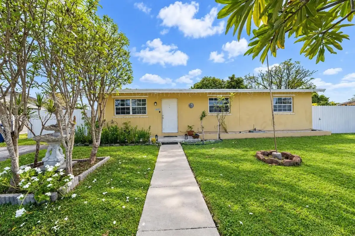 19503 SW 114th Pl, Miami: photo 1 of 11