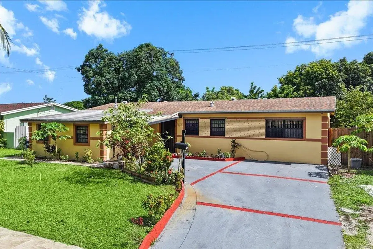 18921 NW 24th Ave, Miami Gardens: photo 1 of 36