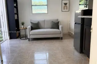 10800 NW 22nd Ct, Miami: photo 1 of 7