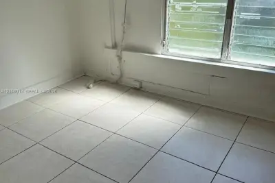 2253 SW 16th St #3, Miami: photo 1 of 9