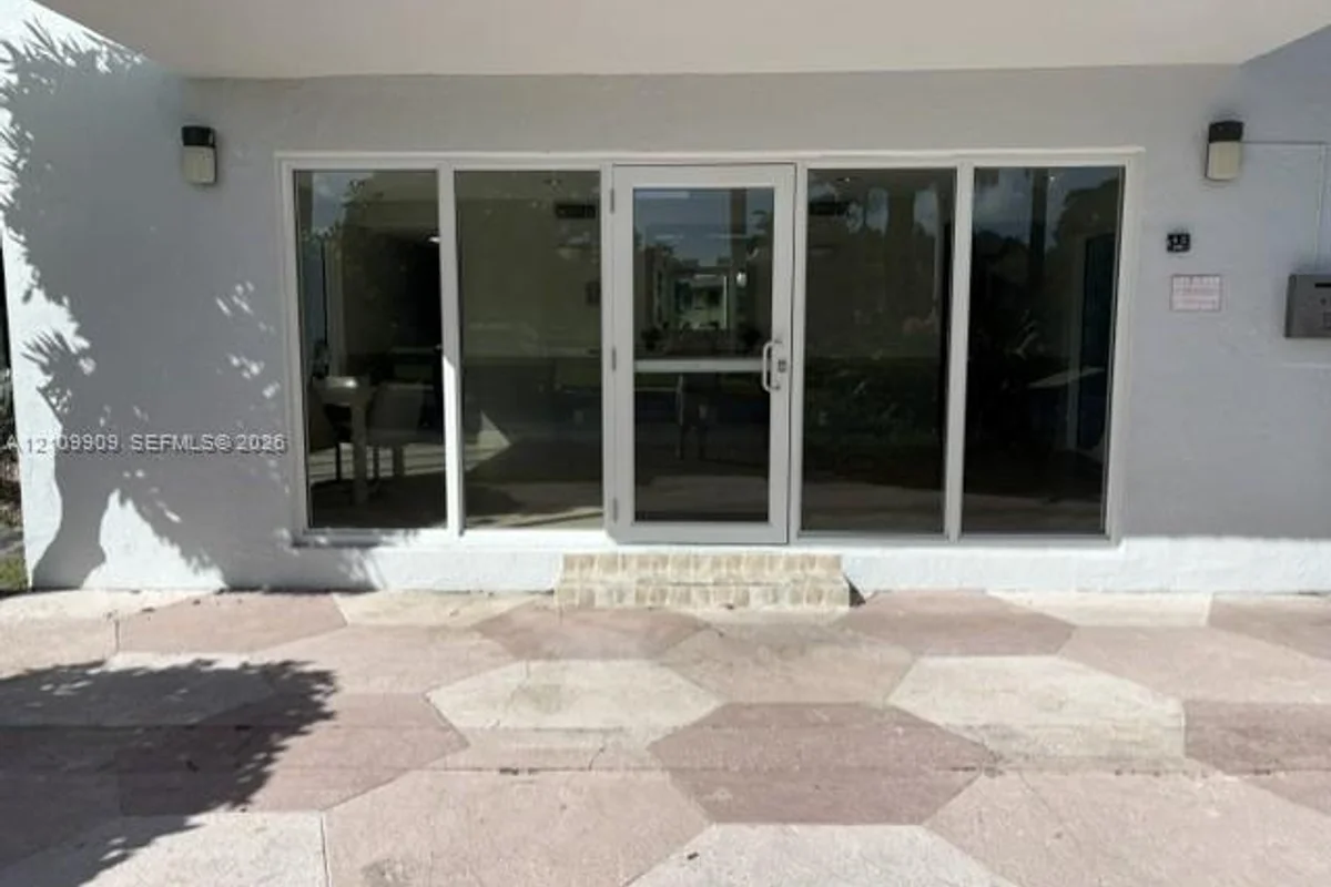 7900 Camino Cir #406, Miami: photo 1 of 13