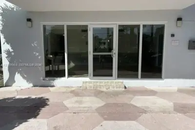 7900 Camino Cir #406, Miami: photo 1 of 13