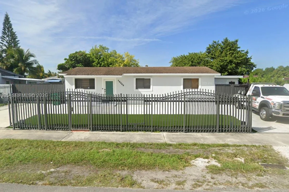 19360 SW 114th Pl #2, Miami: photo 1 of 10