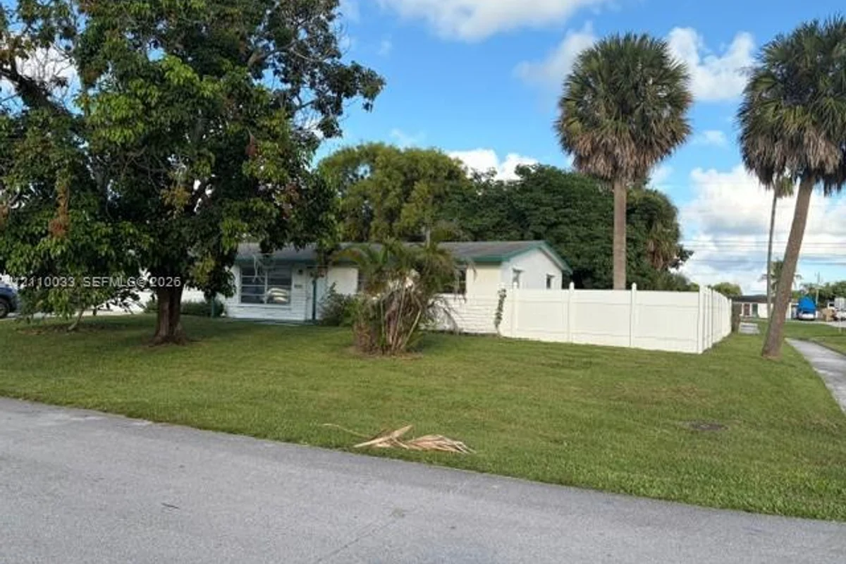9442 Bellewood St, Palm Beach Gardens: photo 1 of 17
