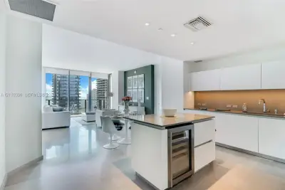 88 SW 7th St #2505, Miami: photo 1 of 16