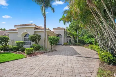 4017 Manchester Lake Dr, Lake Worth: photo 1 of 57