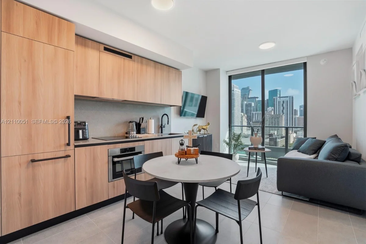 121 NE 5th St #1703, Miami: photo 1 of 16
