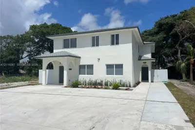 11941 SW 218th St, Miami: photo 1 of 12